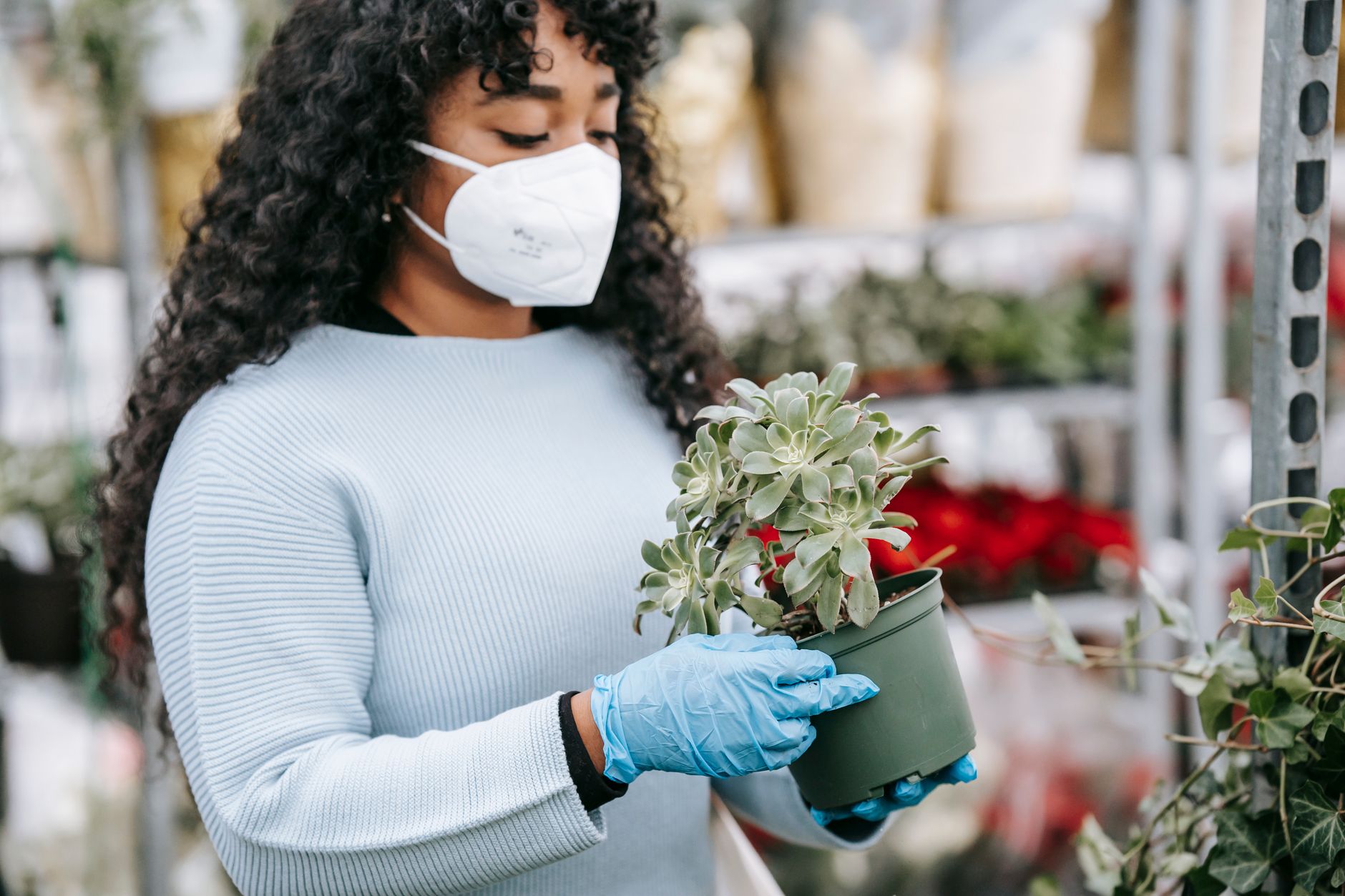 Choosing Garden Gloves That Don’t Wear Through by July