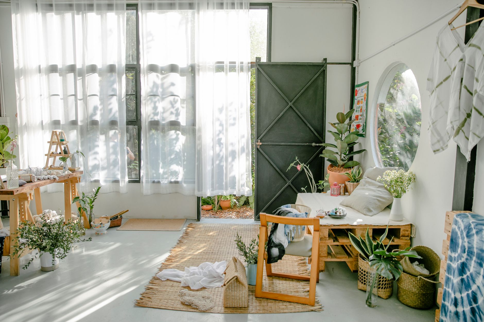 Vertical Indoor Gardens for Studio Apartments
